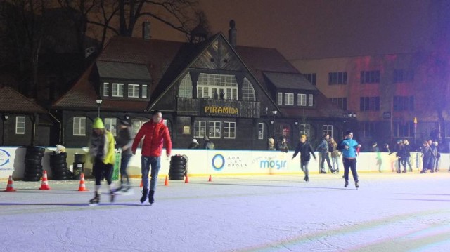 Miejski Ośrodek Sportu i Rekreacji przygotował aż 110 różnych atrakcji dla dzieci z Opola. Są wśród nich zajęcia na basenie, Orliku i  lodowisku. Będą ogólnodostępne ślizgawki na Toropolu i na stawku Barlickiego.