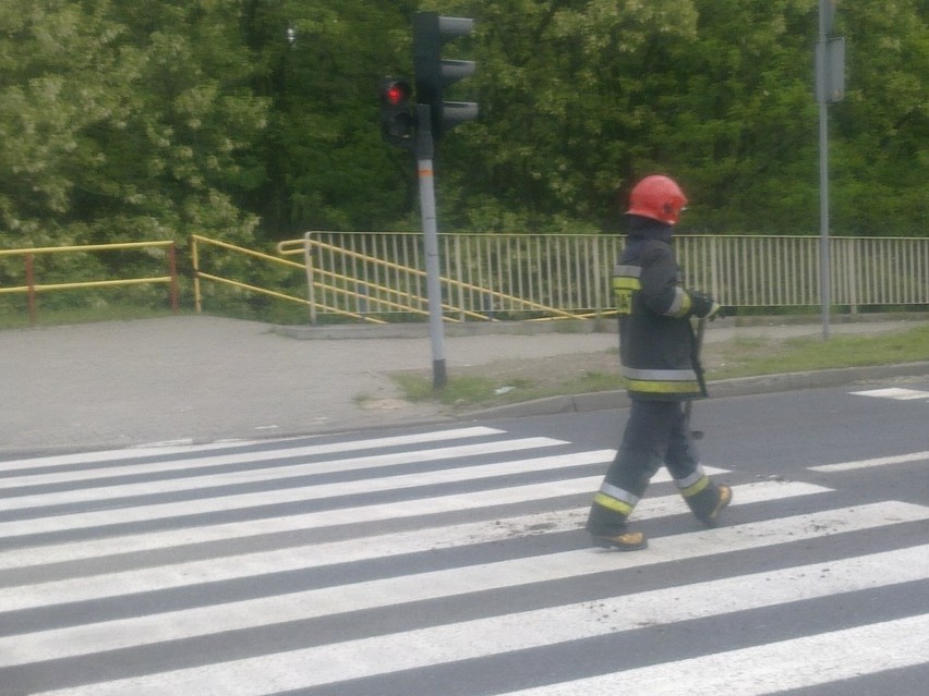 Świętochłowice: Jeden pas zjazdu z DTŚ do centum miasta zablokowany. Wysypała się ziemia z naczepy