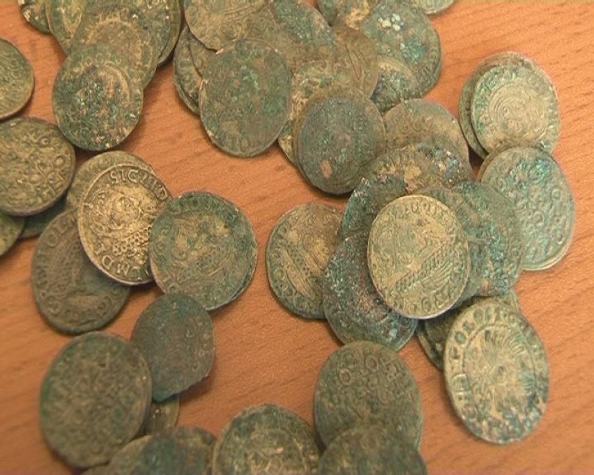 Część srebrnych monet znalezionych w Denkowie, dzielnicy...