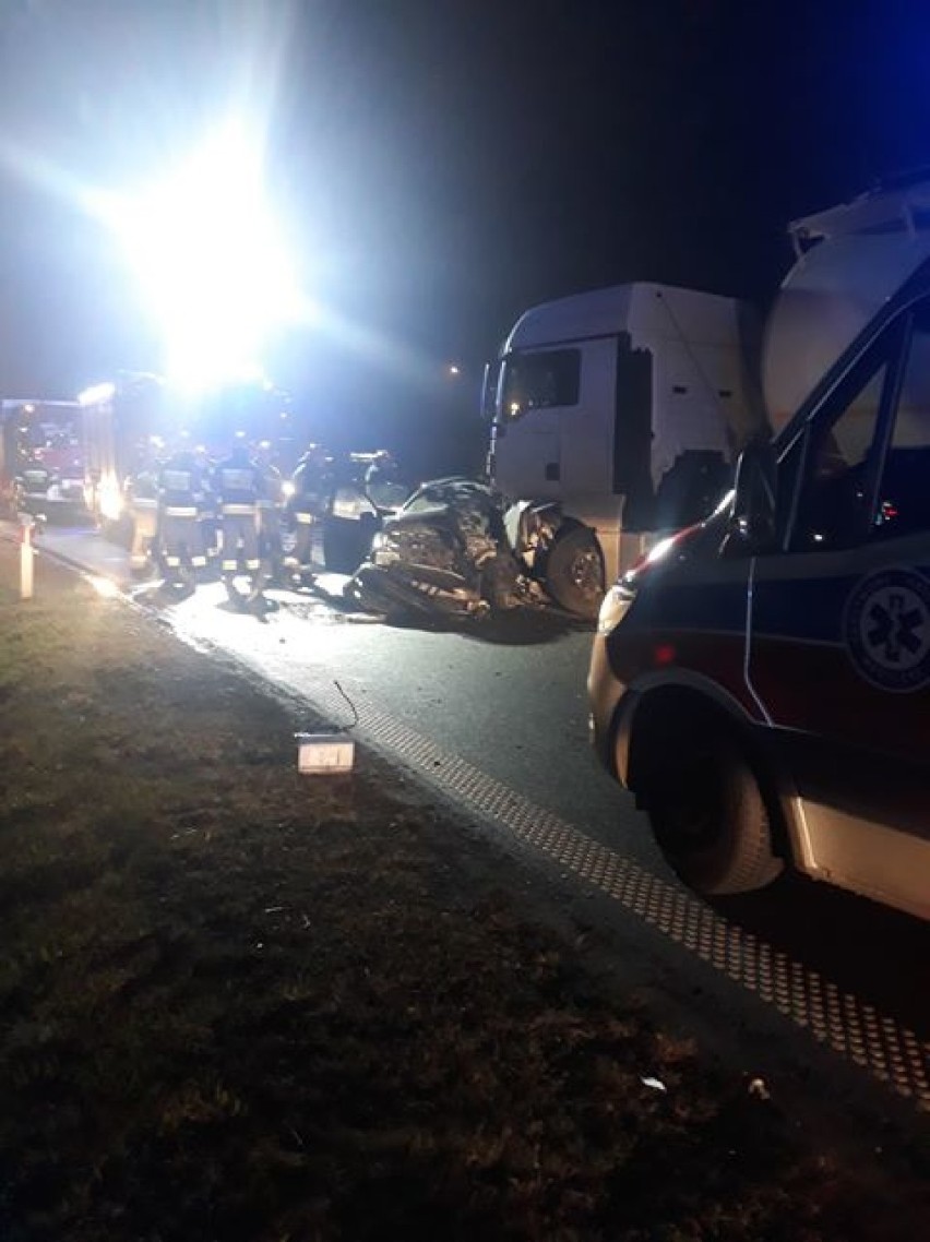 Tragiczny wypadek na drodze serwisowej S8 koło Tomaszowa Maz. Jedna osoba nie żyje [FOTO]