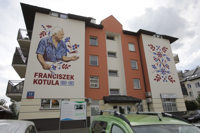 Mural wypełnia prawie 100 metrów kwadratowych elewacji budynku mieszkalnego przy ul. Krośnieńskiej 17