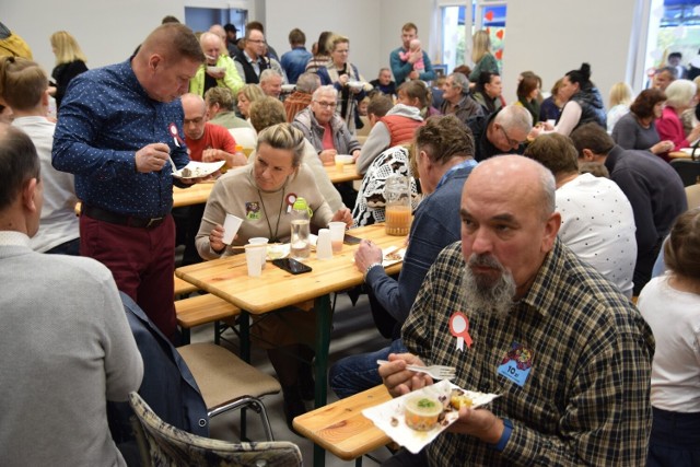 Gęsina na św. Marcina z Dusocina. Mieszkańcy oraz zaproszeni goście do niedawno odnowionej remizo-świetlicy w Dusocinie przyszli tłumnie. Delektowali się gęsiną - to uczta dla podniebienia. Dzieci z miejscowej podstawówki zaśpiewały patriotyczne pieśni - to uczta dla ducha.