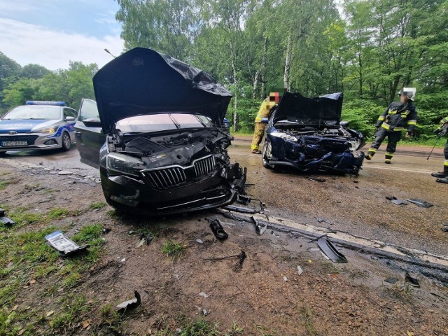 Na skrzyżowaniu na drodze powiatowej w Krążku (gm. Bolesław) doszło do zderzenia dwóch samochodów