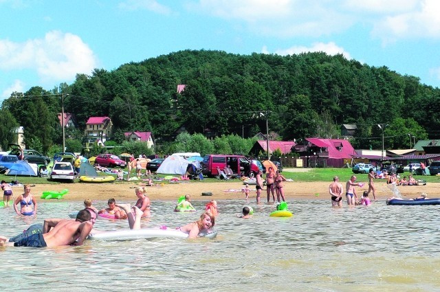 Zakaz nie odstrasza od kąpieli w Jeziorze Rożnowskim
