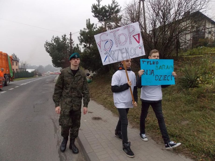 Stop przemocy! - manifestowała młodzież z Gogołowej