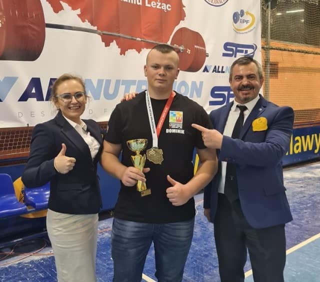 Dominik Słoma z ZSP nr 2 w Łowiczu został mistrzem Polski juniorów w trójboju siłowym