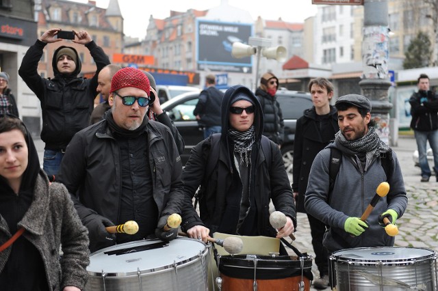 Wydarzenia dnia: 27 marca w Wielkopolsce

W piątek, 27 marca anarchiści zebrali się na deptaku przy ul. Półwiejskiej, by zamanifestować przeciwko zbrojeniom. 

WIĘCEJ Rozbrat wypowiedział wojnę... wojnie [ZDJĘCIA]