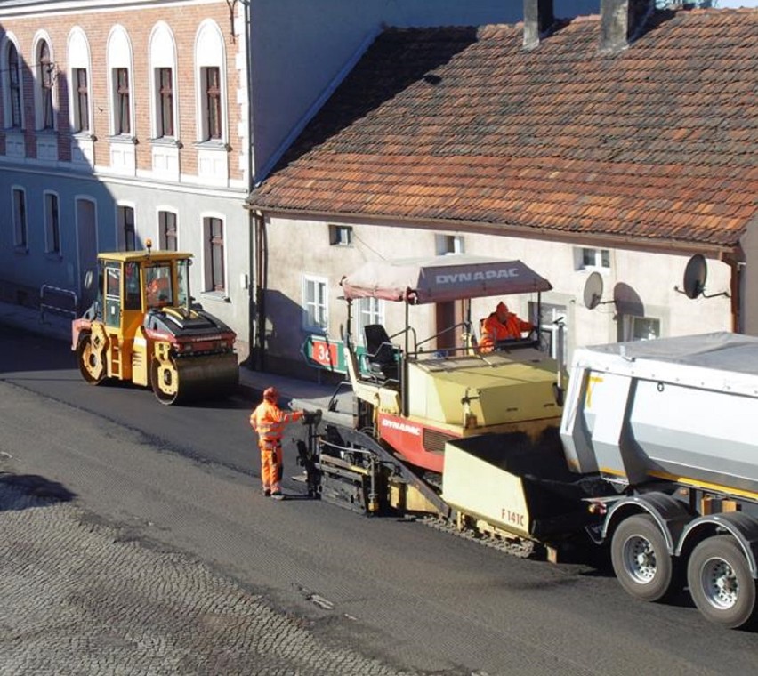 Układanie nowej nawierzchni w Rynku w Kobylinie rozpoczęło...