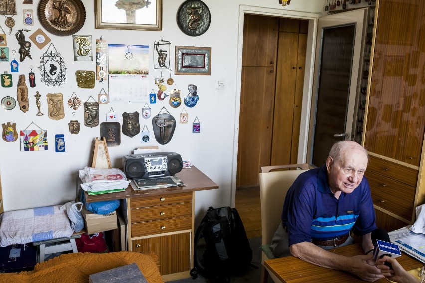 Nietypowa pasja mieszkańca Bródna. Pan Leszek od 60 lat kolekcjonuje warszawskie syrenki. Jego kolekcja liczy 6,5 tys. przedmiotów [ZDJĘCIA]