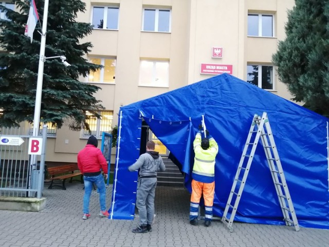 Piotrków, koronawirus: Przed UM przy ul. Szkolnej w Piotrkowie stanął namiot dla interesantów