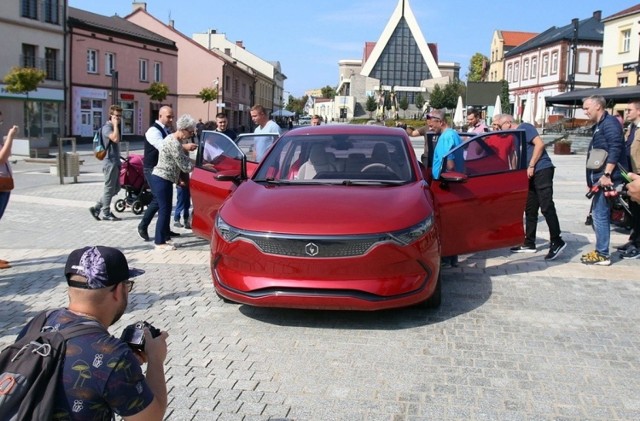 Dwa samochody Izera stały sie atrakcją w Jaworznie. Mieszkańcy tłumnie odwiedzają rynek i oglądają, jak wyglądaja auta elektryczne, które mają być tutaj budowane.