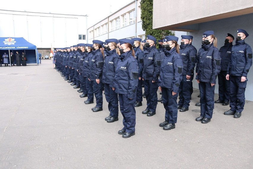 Nowi policjanci w szeregach łódzkiego garnizonu. To pierwszy nabór w tym roku. Kiedy kolejne? [ZDJĘCIA]
