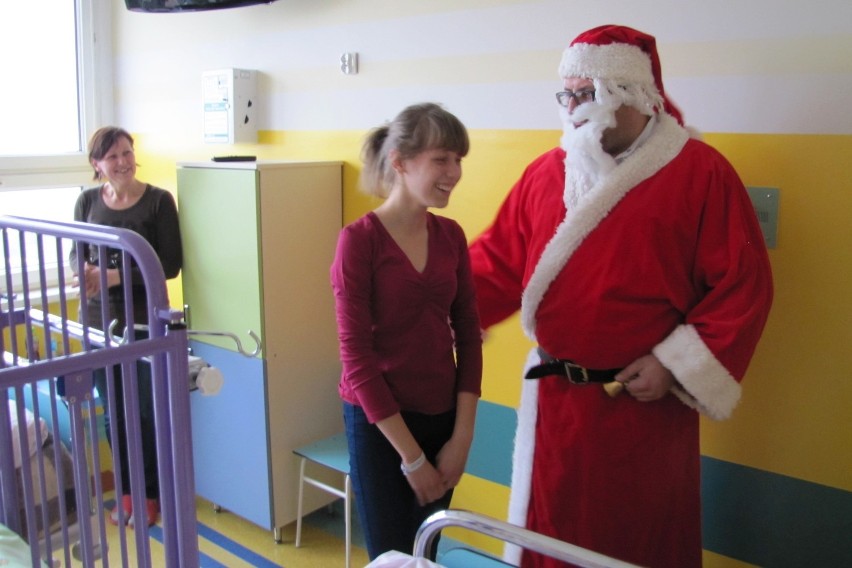 Mikołaj odwiedził małych pacjentów kaliskiego szpitala