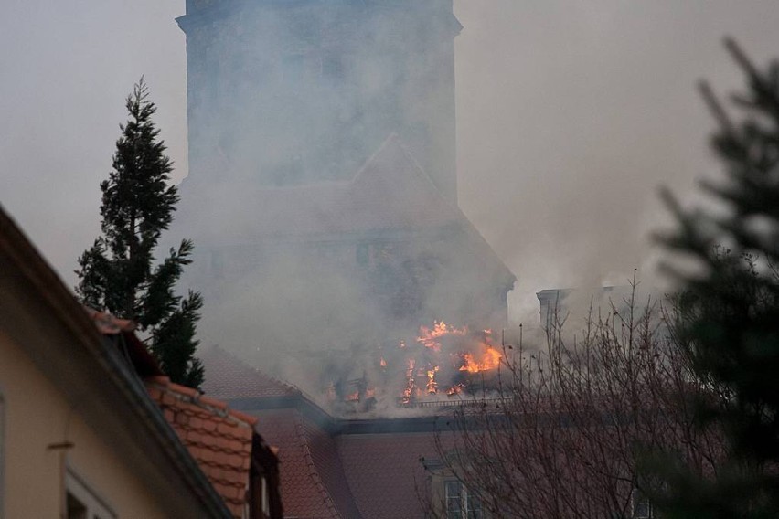 Pożar zamku Książ. Płonie dach na powierzchni około 100 mkw