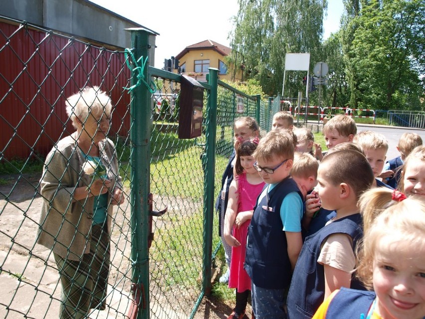 SP nr 3 w Chodzieży: Uczniowie odwiedzali mieszkańców z okazji Dnia Sąsiada