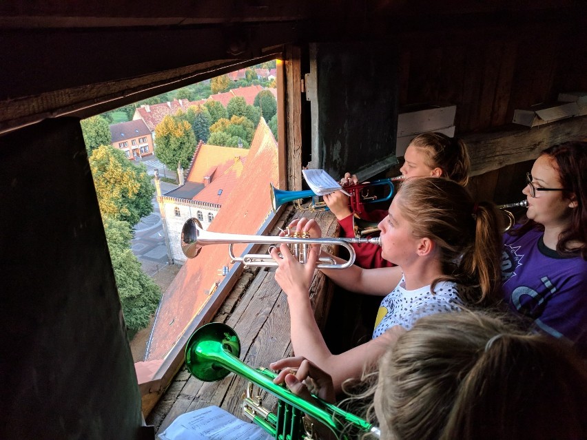 Codziennie o 21.00 z wieży kościelnej w Ośnie Lubuskim płyną dzwięki trąbek Młodzieżowej Orkiestry Dętej [WIDEO]