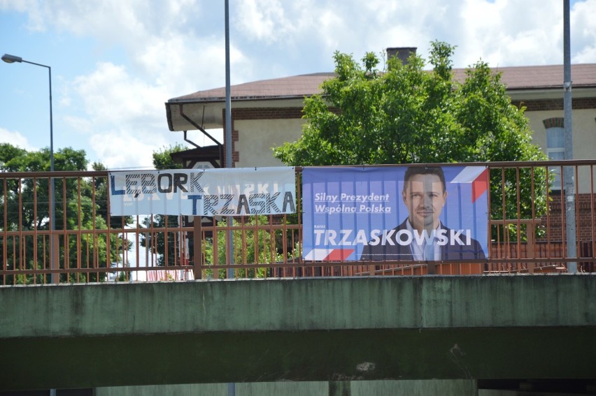W Lęborku życzenie autorów transparentów na wiadukcie spełniło się i wygrał Rafał Trzaskowski. W kraju górą jest Andrzej Duda