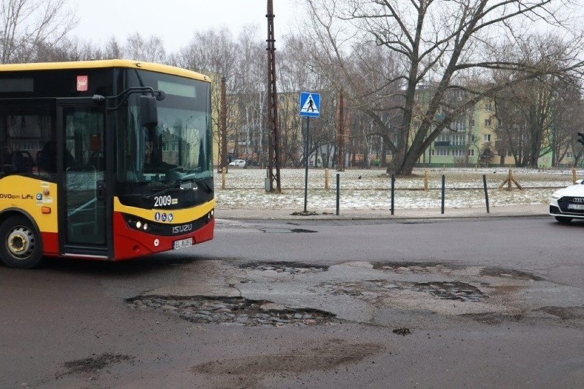 Dyrekcja ZDiT w Łodzi otrzymała nagrody za 2021 rok. Łódzcy kierowcy: to skandaliczne