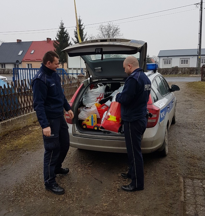 Dzielnicowi z policji z Koszalina zorganizowali pomoc dla potrzebujących rodzin