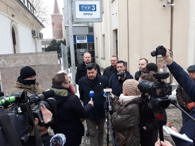 Pod siedzibą TVP 3 Opole organizowano konferencję prasową w sprawie wydarzeń na firmowej wigilii opolskiego oddziału Telewizji Polskiej.