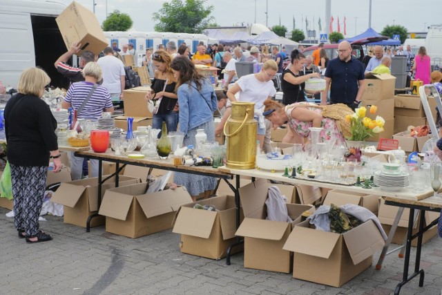 Podczas targu, jak co niedzielę, można kupić unikalne przedmioty. Często próżno szukać ich w sklepach. Niejednokrotnie są one używane, bądź stanowią relikty dawnych epok. Nie zabrakło także chemii z Niemiec, czy świeżych warzyw i owoców.