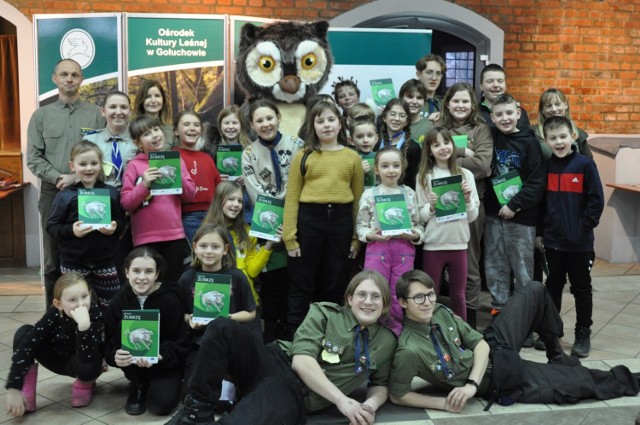 Podczas ferii w Ośrodku Kultury Leśnej w Gołuchowie dzieci brały udział w edukacyjnych zabawach, zwiedzały Muzeum Leśnictwa, dowiedziały się wielu cennych informacji dotyczących żubrów
