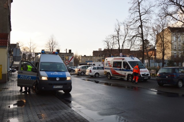 Nieznany kierowca potrącił pieszą na ul. Krasińskiego w Lesznie i oddalił się z miejsca zdarzenia. Na miejscu zjawiła się karetka pogotowia i policja.