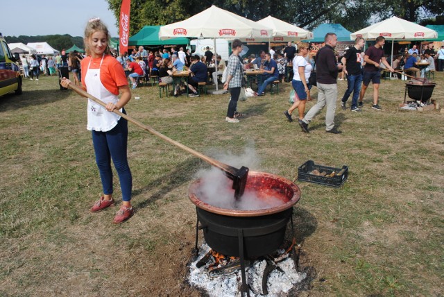 To była już 18. edycja „Święta śliwki” w Strzelcach Dolnych. Pogoda  dopisała, więc chyba padł kolejny rekord gości. Bo „Śliwka” na stałe wpisała się już do kalendarza imprez „smakowych”, którą warto i trzeba odwiedzić. Stoisk było łącznie około dwieście, z żywnością 124, w tym także z Bułgarii, Litwy, Ukrainy, Słowacji, Azerbejdżanu. Atrakcji na łąkach nadwiślańskich - także dla najmłodszych - nie zabrakło.


Zobacz wideo: Wszystkie ceny w górę - susza niszczy plony | wzrost cen żywności

