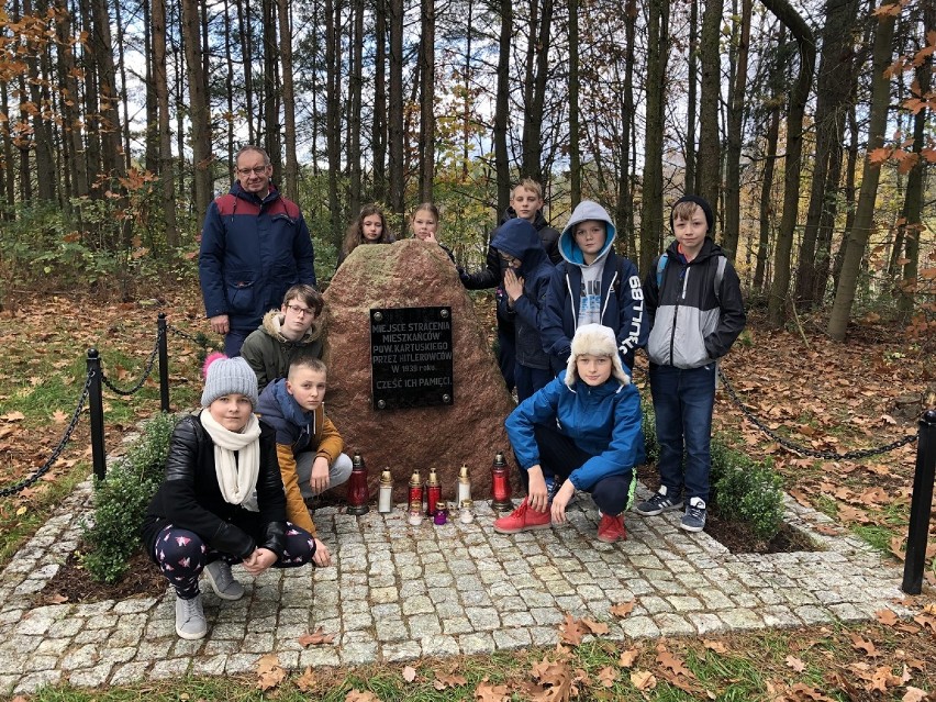 Uczniowie i nauczyciele z Borkowa pielęgnują pamięć o ofiarach hitlerowskich mordów ZDJĘCIA