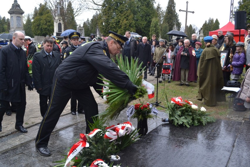 Obchody 75. rocznicy zbrodni Katyńskiej na cmentarzu Kule. Pod pomnikiem poległych spoczęły kwiaty