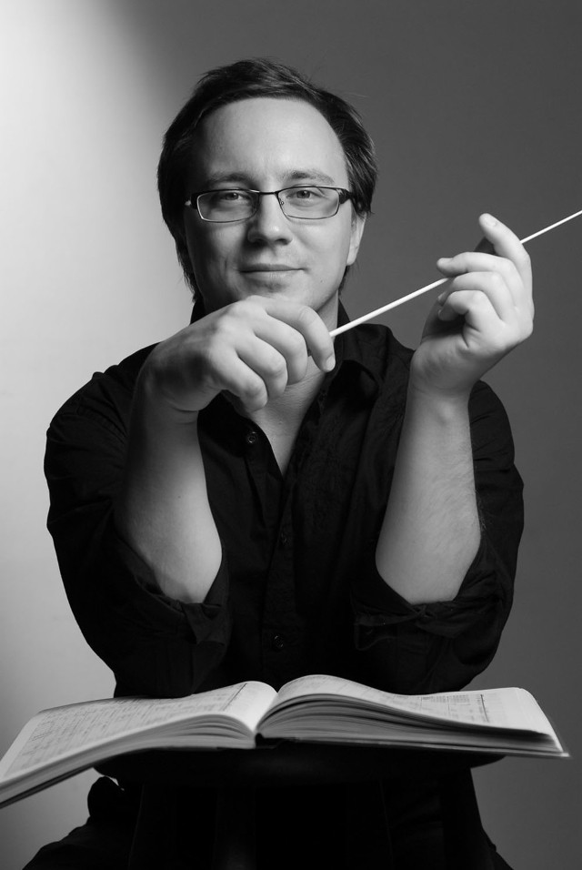 Michał Dworzyński już w wieku 21 lat został asystentem dyrygenta w Narodowej Orkiestrze Symfonicznej PR.