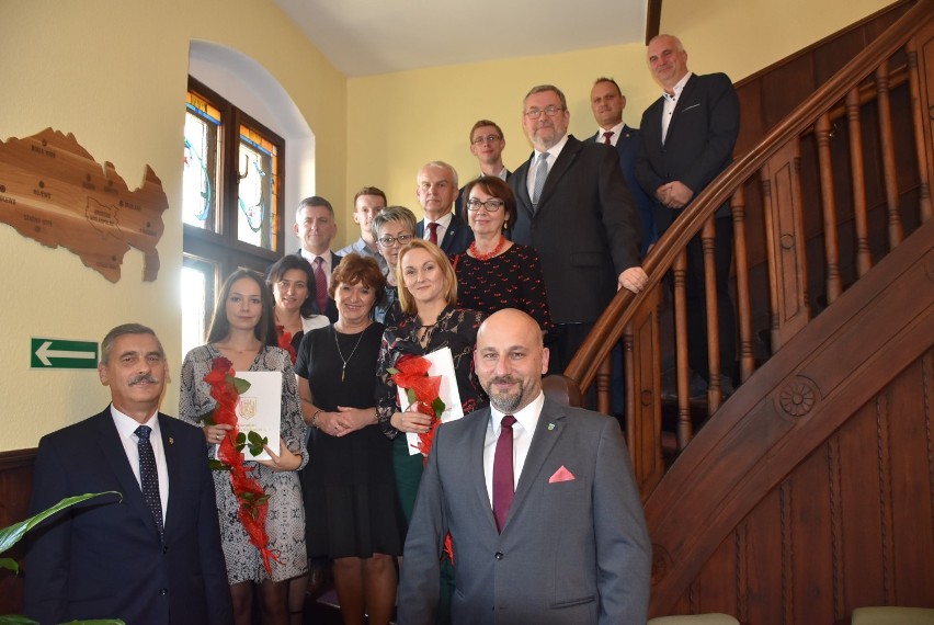 Grodzisk: burmistrz nagrodził dyrektorów i nauczycieli z okazji Dnia Edukacji Narodowej
