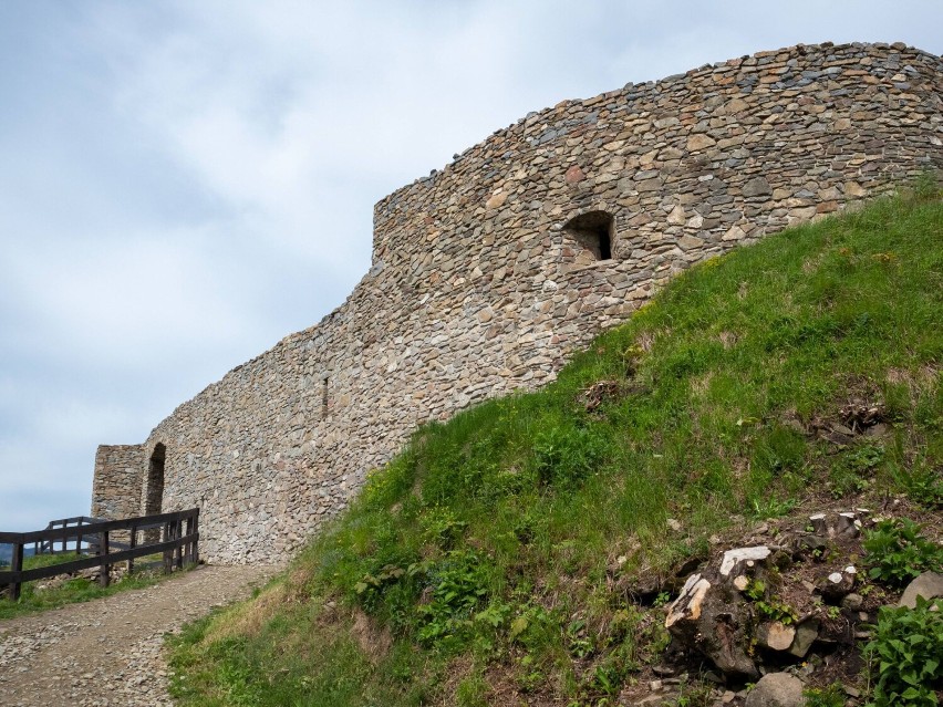 Rytro. Ruiny średniowiecznego zamku jedną z największych atrakcji turystycznych Doliny Popradu [ZDJĘCIA]