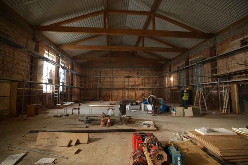 Znaleziono cegły klinkierowe w budynku sali gimnastycznej w Brzezinach. Remont potrwa do czerwca