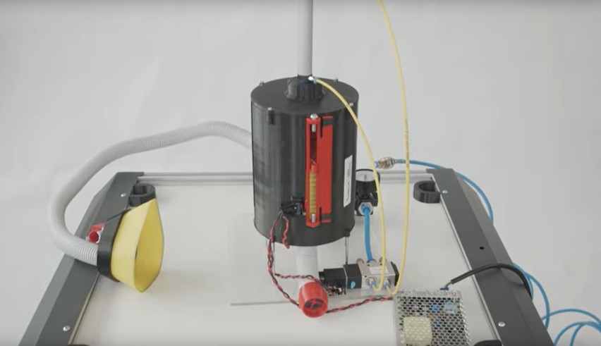 Respirator do wydrukowana na drukarce 3D. Kosztuje 200 zł. Na razie powstał jego prototyp