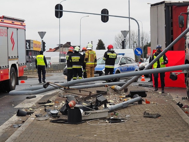 Jedna osoba zginęła w wypadku, do którego doszło w piątek (12 marca) na ul. Pabianickiej (tuż przy skrzyżowaniu z dk 1) w Rzgowie. Przed godz. 8 zderzyło się 5 samochodów. Droga w kierunku Rzgowa jest zablokowana. 

Przed godz. 8 zderzyło się 5 samochodów - trzy ciężarówki, iveco i osobowy volkswagen. 

Mężczyzna, który zginął, to prawdopodobnie kierowca jednej z ciężarówek. W momencie wypadku znajdował się na zewnątrz. Jego ciało zostało przygniecione przez potężny pojazd. 

ZOBACZ ZDJĘCIA