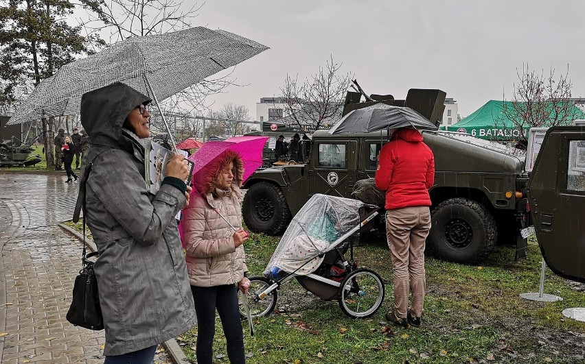 Kraków. Wspólne śpiewanie podczas pikniku „Służymy Niepodległej” [GALERIA]