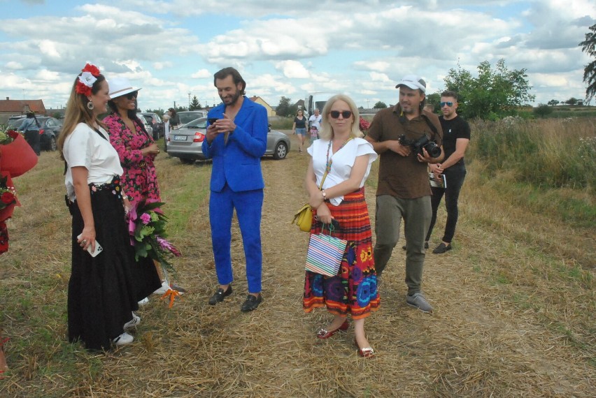 "Saga niewoli" Aldony Wleklak - promocja książki odbyła się na polu w Radomicku. Pierwowzorami bohaterów byli pradziadkowie autorki [FOTO] 