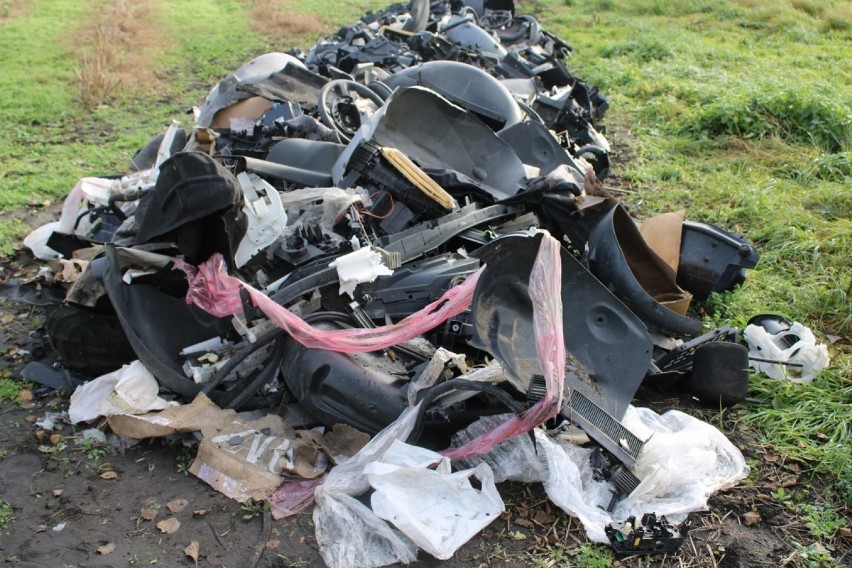 Zbąszyń: Na trasie Nowy Dwór - Ernestynowo ktoś zgubił całą przyczepę odpadów problemowych [Zdjęcia]