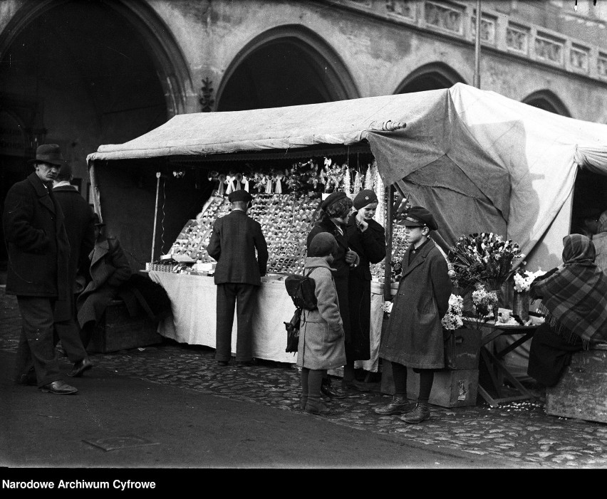 Kraków. Sprzedawcy gasideł do świec. Grudzień, 1934 rok