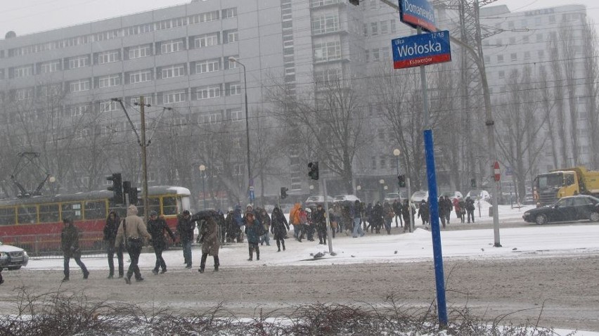 Atak zimy w Warszawie. Sprawdź, co dzieje się na drogach