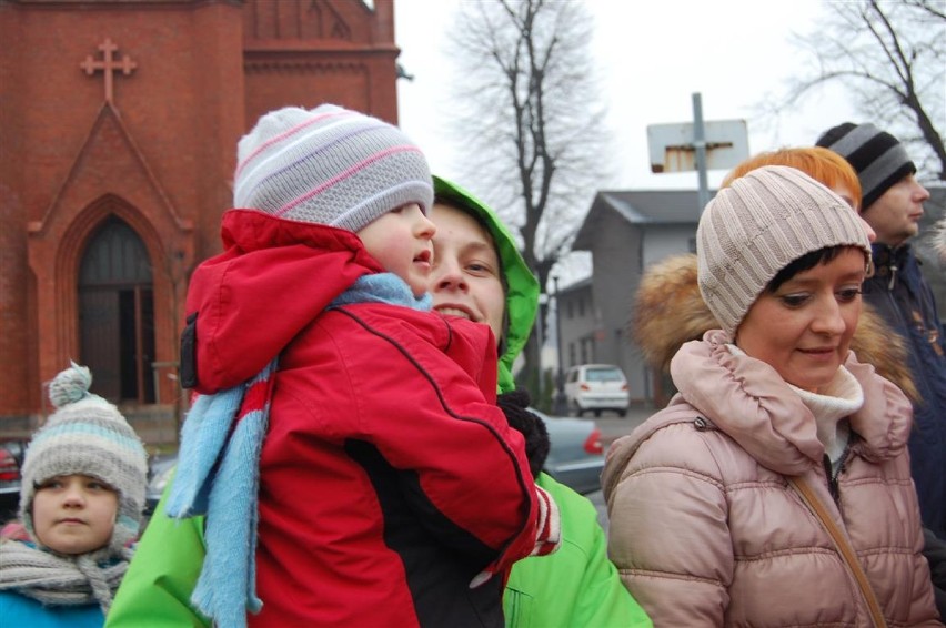 Mikołaj na Rynku w Kartuzach - rodzinne zdjęcia uczestników