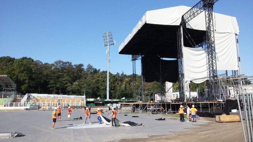 Sprzątają stadion po koncercie Linkin Park w Rybniku