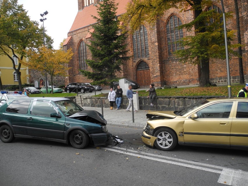 Ul. Chrobrego. Czołówka volkswagena i volvo [foto, video]