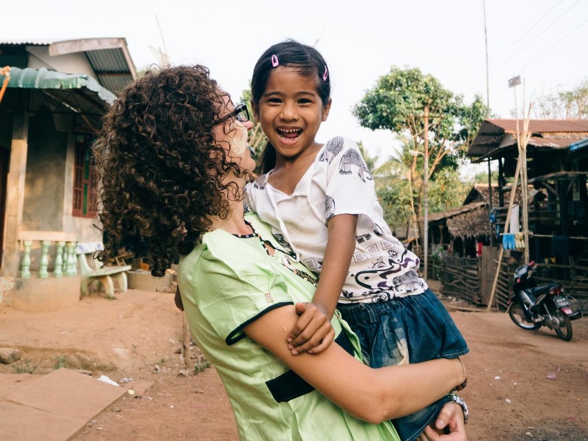 Podróżniczka Jowita Wasilewska święta spędza z dziećmi w dalekiej Birmie [ZDJĘCIA]