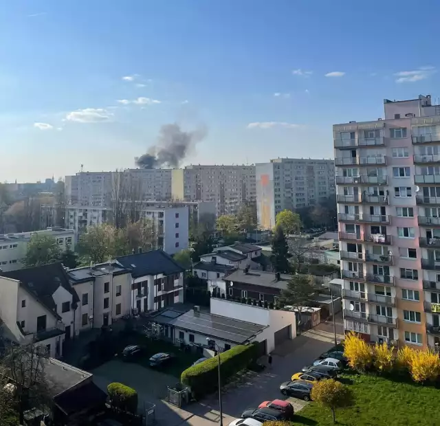 Pożar domu jednorodzinnego w Łodzi. Dym widać z daleka
