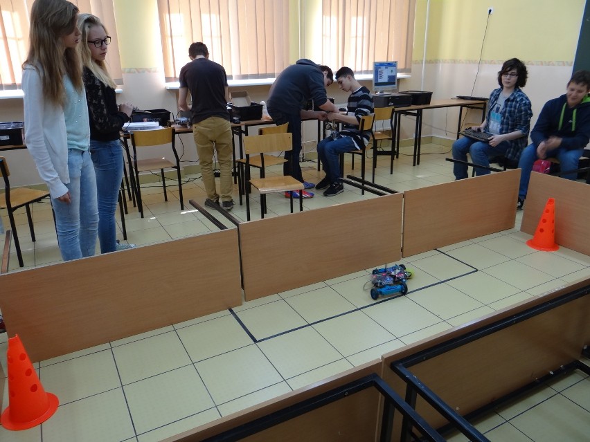 Gimnazjum w Łęczycy. Uczniowie budują i programują roboty