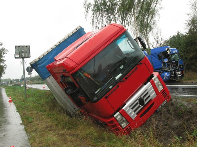 Zderzyły się dwa auta ciężarowe. - Przy wylocie na Gniezno, nieopodal ulicy Polnej w Żninie, około godziny 13 - informuje Mirosław Wrzesiński, rzecznik prasowy KP PSP w Żninie.

Tiry blokowały obydwa pasy. Jeden przewoził gips na paletach (23 tony), kolejny płynny asfalt w cysternie (ok. 24 t). Przody były w rowach. Jeden z kierowców trafił do szpitala. Uskarżał się na bóle kręgosłupa. 

Przeczytaj także: 
ZDERZENIE DWÓCH AUT NA KRAJOWEJ "PIĄTCE" W ZAMOŚCIU [ZDJĘCIA]

Droga krajowa była zablokowana przez kilka godzin.
-&nbsp;Właściciele aut zostali powiadomieni. Jeden z nich ma przyjechać po cysternę z asfaltem, która nie została uszkodzona. Kolejny musi zorganizować przeładunek gipsu na paletach. W tej chwili zabezpieczamy miejsce wypadku. Po przeładunku i odholowaniu nastąpi wyciąganie auta z rowu - mówił przed 15 rzecznik żnińskich strażaków. 


Wypadek ulica Szpitalna Żnin (05.10.2016:

