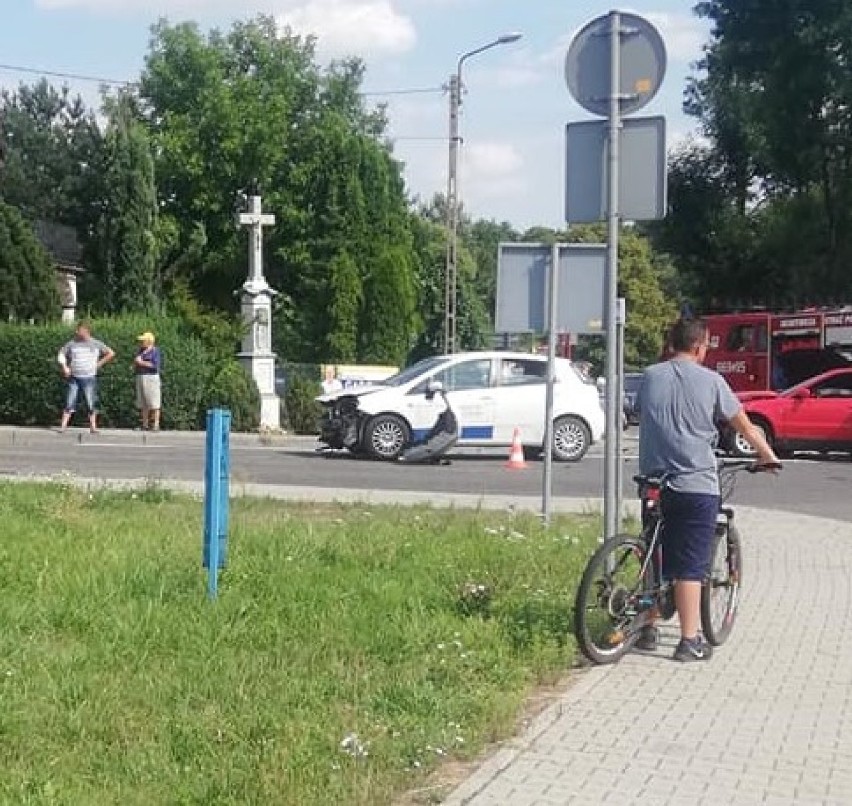 Trzy auta zderzyły się na skrzyżowaniu w Połomi