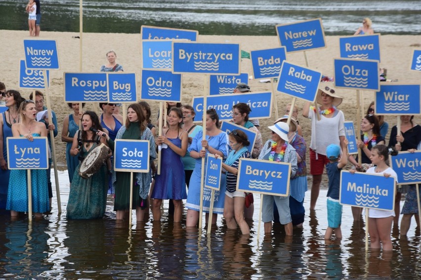 Na plaży w Ciechocinku protestowali wobec budowy zapory w Siarzewie [zdjęcia]
